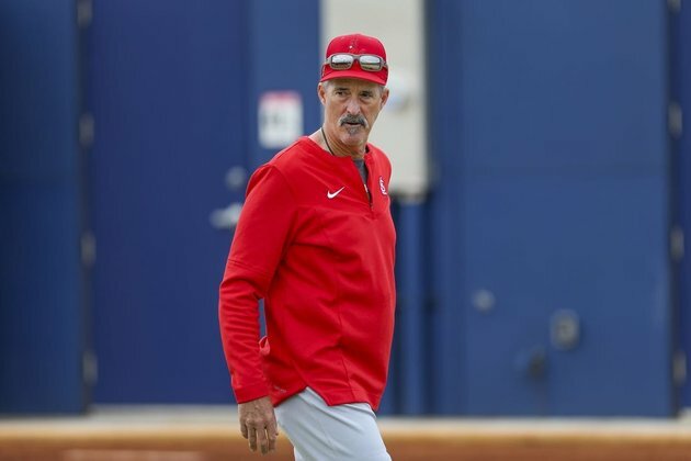Rangers bring back Mike Maddux as pitching coach