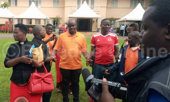 Balaam ng'ali n'abamu ku batuuze b'e Masindi nga bamwebaza okubeera n'omutima omugabi Balaam ng'ali n'abamu ku batuuze b'e Masindi nga bamwebaza okubeera n'omutima omugabi