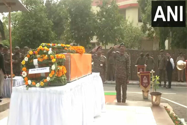 J-K: Wreath laying ceremony and gun salute held in honour of Sepoy Gaykar Sandip Pandurang killed in Kishtwar encounter