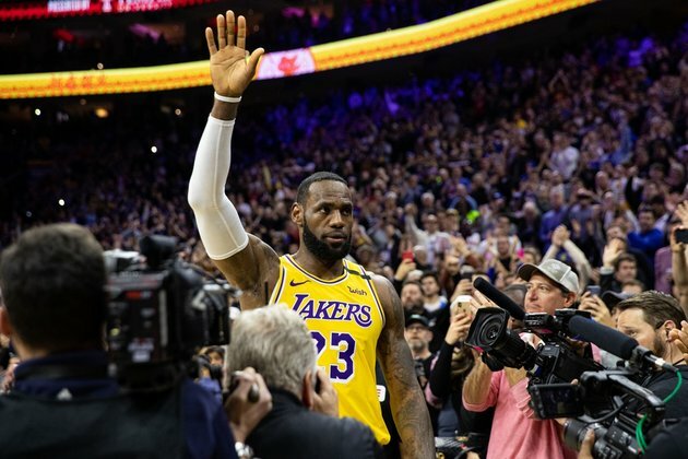 NBA roundup: LeBron passes Kobe, Lakers fall to 76ers