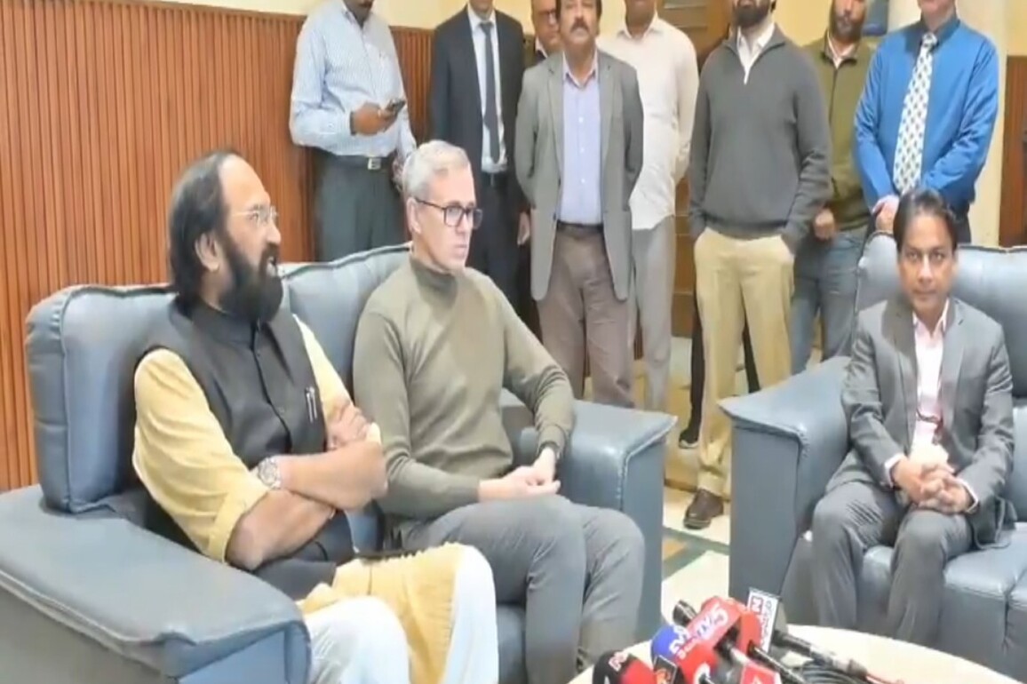 Telangana Minister Uttam Kumar Reddy invites JK CM Omar Abdullah to Telangana Rising Global Summit