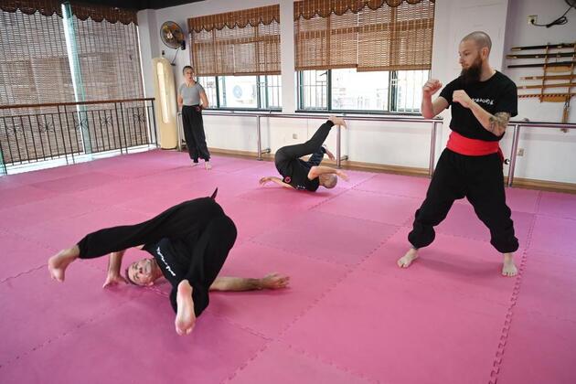 GLOBALink | British enthusiasts learn Chinese Kung Fu in SE China