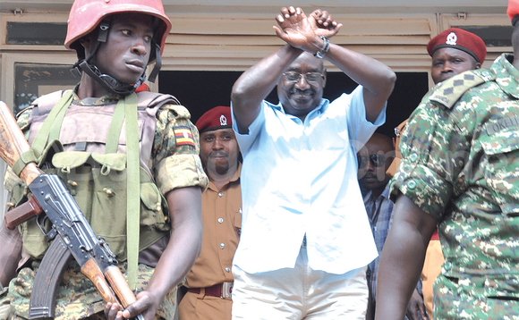 Sejusa (wakati) ng’afuluma kkooti. Sejusa (wakati) ng’afuluma kkooti.