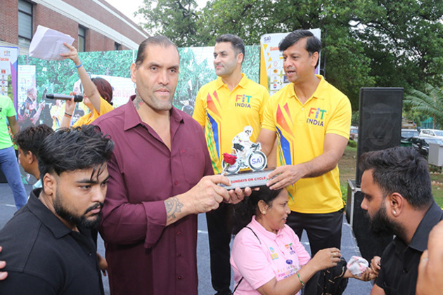 Mandaviya leads 'Fit India Sundays' on cycle in Gujarat's Gandhinagar; The Great Khali graces 31st edition of event in Delhi