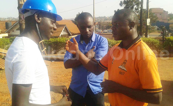 Paasita Bugembe ku kkono ng'ayogerako n'omu ku bakwasisa amateeka ku munisipaali y'e Nansana abaabadde bamuyimiriza obutamenya kkanisa nga tamaze kufuna lukusa. EBIFAANANYI BYA ROGERS KIBIRIGE Paasita Bugembe ku kkono ng'ayogerako n'omu ku bakwasisa amateeka ku munisipaali y'e Nansana abaabadde bamuyimiriza obutamenya kkanisa nga tamaze kufuna lukusa. EBIFAANANYI BYA ROGERS KIBIRIGE