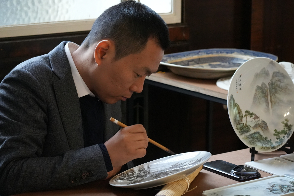 Shared blue-and-white legacies link Britain, China ceramic hubs