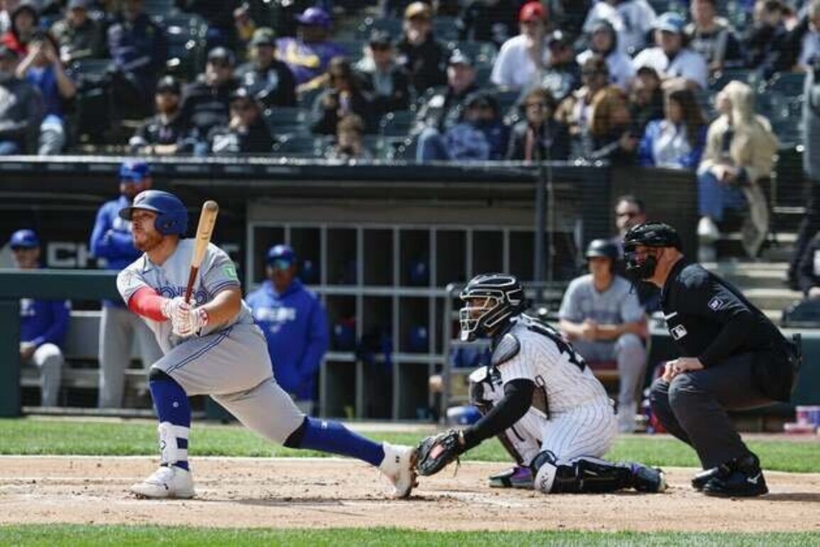 Blue Jays C Alejandro Kirk (left thumb) headed for surgery Tuesday