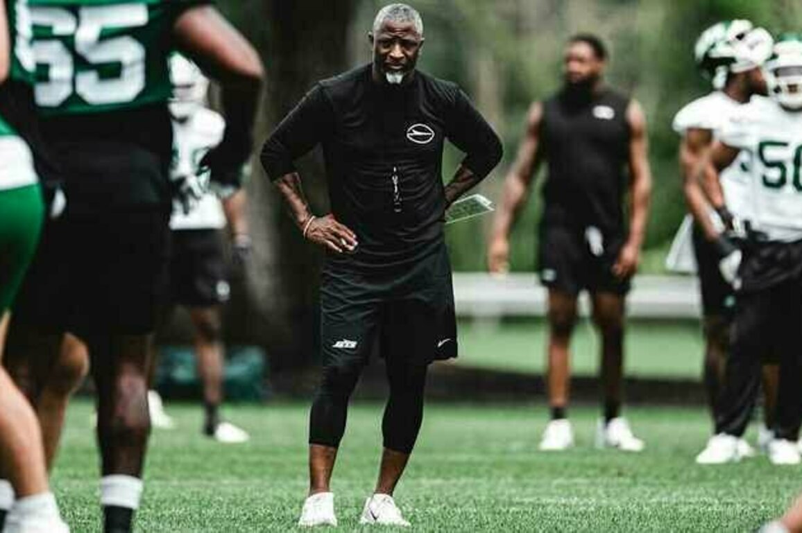As Minicamp Wraps Up, Aaron Glenn Says Jets Will Write Their Book