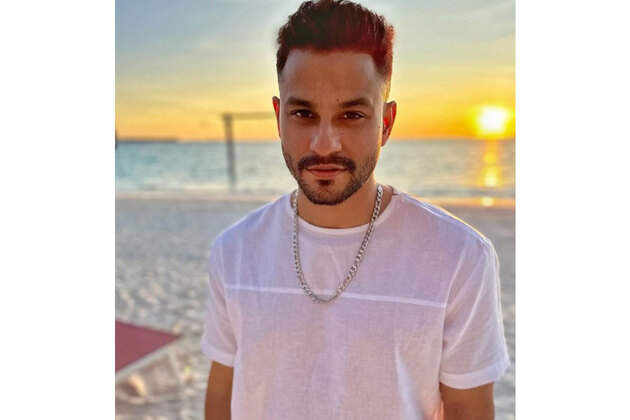 Kunal Kemmu showcases his singing talent, drops his new track 'Loche'