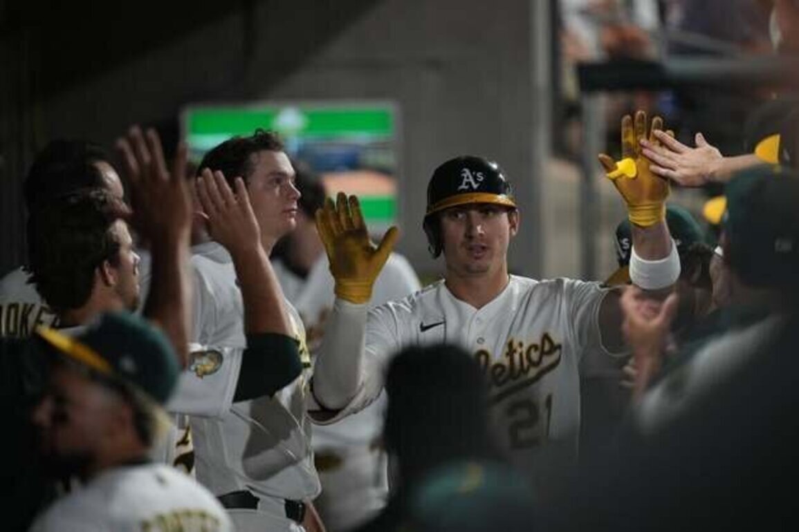 A's continue HR barrage against Brewers to even series