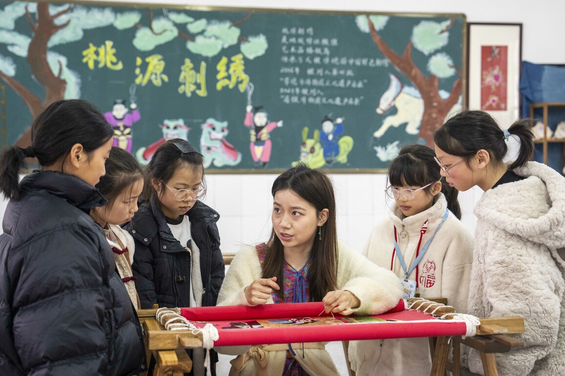 ChineseToday | Young embroiderer injects new vitality into traditional craft