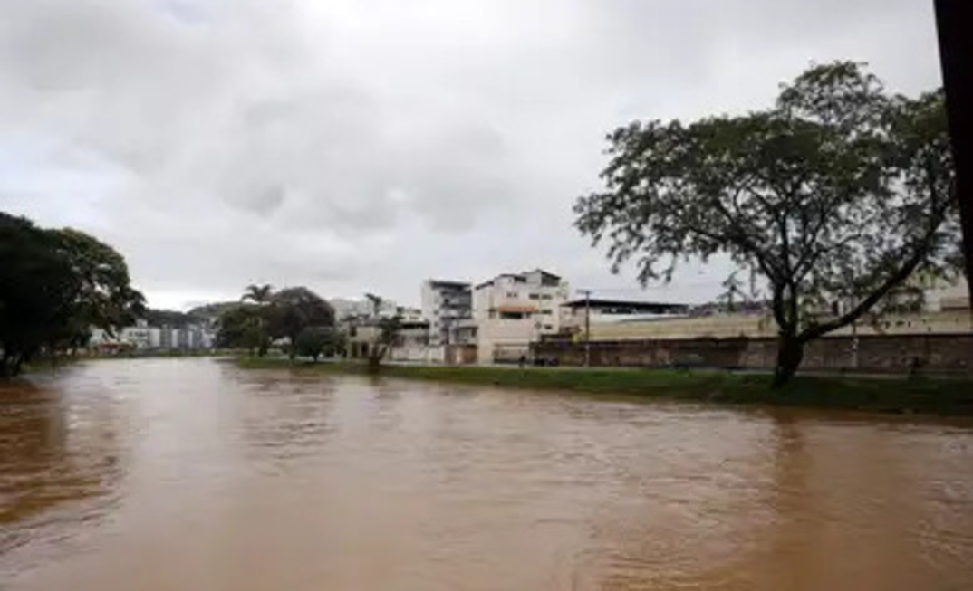 Rio em Juiz de Fora (MG) acima do nível normal