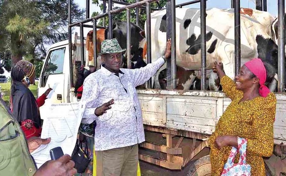 Akulira bonna bagaggawale e Gomba , Brig. Fanekansi Mugyenyi (wakati) ng’akwasa abakyala b’e Gomba ente. Akulira bonna bagaggawale e Gomba , Brig. Fanekansi Mugyenyi (wakati) ng’akwasa abakyala b’e Gomba ente.