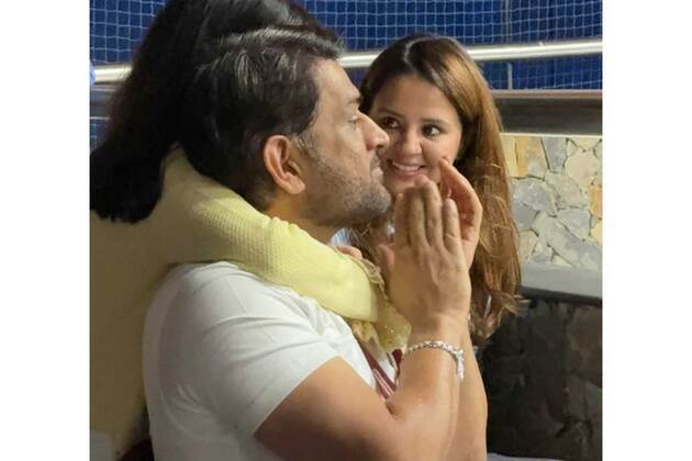 Fam-jam moment: Dhoni's candid picture with wife Sakshi, daughter Ziva goes viral