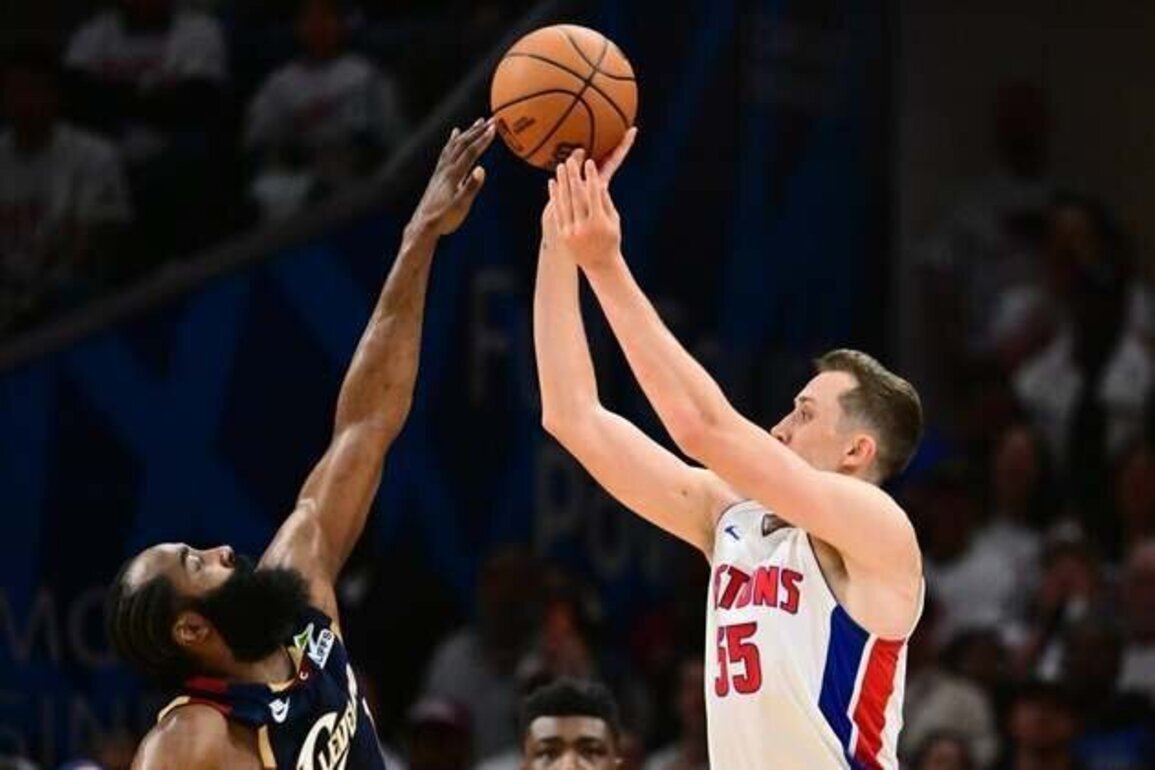 Pistons without 3-point bomber Duncan Robinson (back) vs. Cavaliers