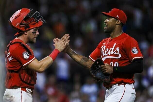 Reds, buyers at deadline, open series against selling Braves