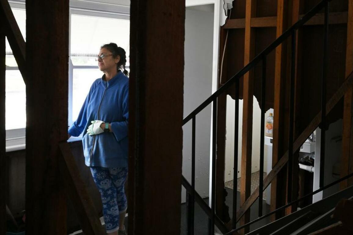 'Rotten, dirty' smell lingers as flood victims clean up