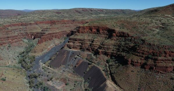 Who is responsible for cleaning up Wittenoom tailings?