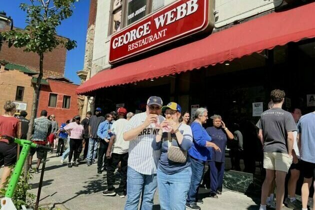 Beloved Wisconsin diner celebrates Milwaukee Brewers' win-streak with thousands of free burgers