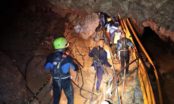 Rescue efforts for boys trapped in Thai cave begin Rescue efforts for boys trapped in Thai cave begin
