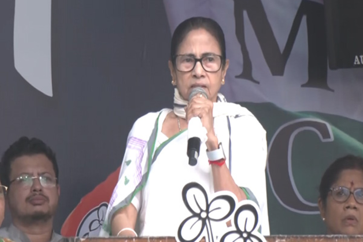 "Assam govt sent notices to Bengalis living in Bengal," says Mamata Banerjee at rally