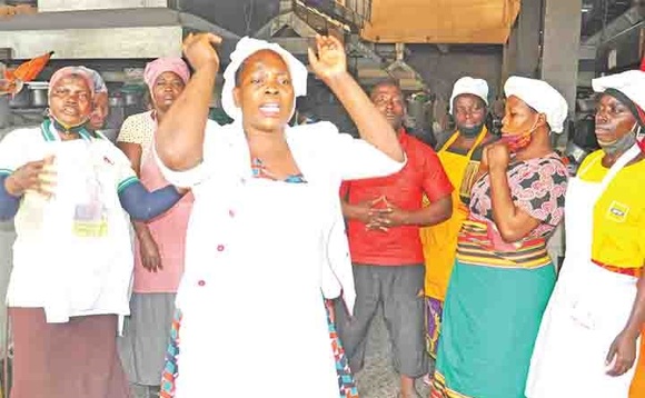 Omu ku bakyala mu katale k’e Wandegeya ng’alaajanira pulezidenti Museveni okuyingira mu nsonga zaabwe. Omu ku bakyala mu katale k’e Wandegeya ng’alaajanira pulezidenti Museveni okuyingira mu nsonga zaabwe.
