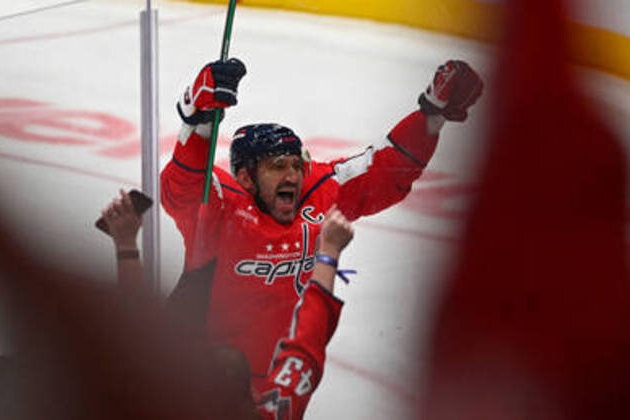 Goalie tries to 'steal' Ovechkin's record 900th puck (VIDEO)