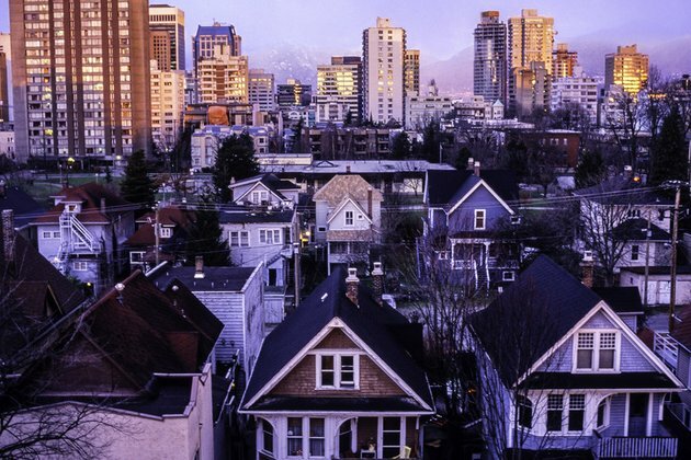 Canadians wealth suffers biggest drop on record