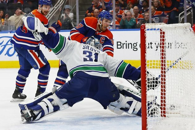 Arturs Silovs (42 saves), Canucks edge Oilers, lead series 2-1