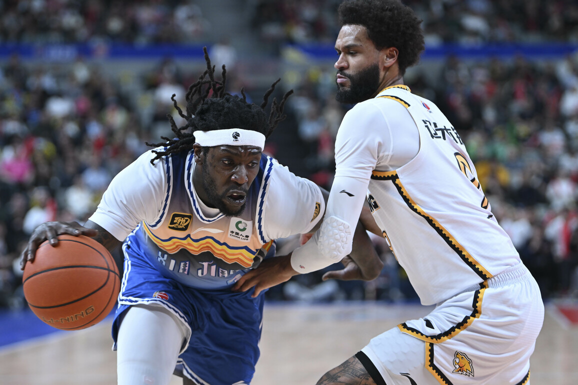 (SP)CHINA-URUMQI-BASKETBALL-CBA LEAGUE-PLAYOFFS-XINJIANG VS LIAONING (CN)