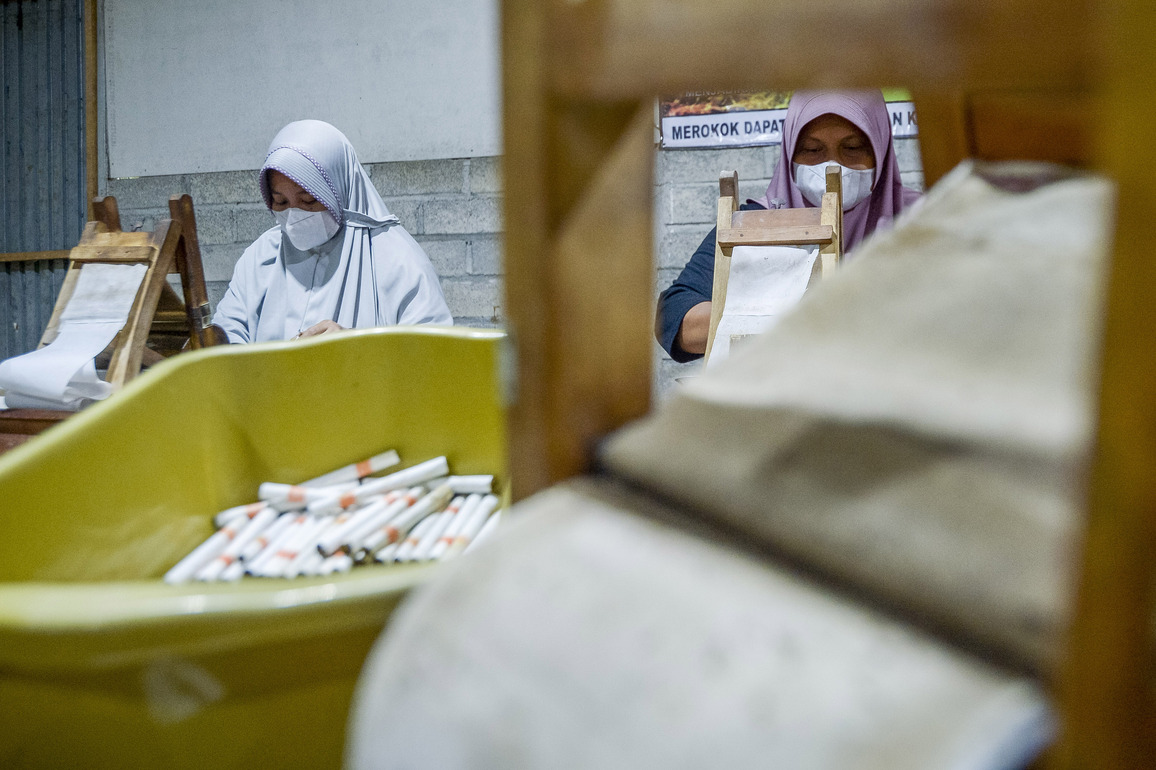 INDONESIA-YOGYAKARTA-CIGARETTES