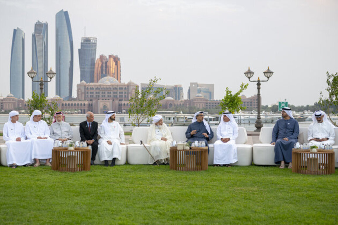 Mansour bin Zayed attends Ramadan iftar banquet with officials
