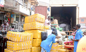 Abasuubuzi nga batikka ebyamaguzi okubitwala e Juba Abasuubuzi nga batikka ebyamaguzi okubitwala e Juba