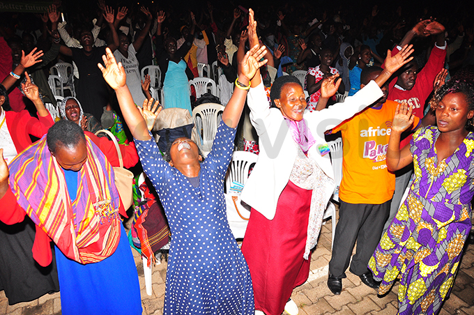 ome hristians welcomed the ew ear at ololo ndependence rounds in prayer