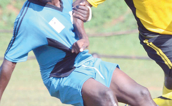 Martin Kizza owa Kampala (ku ddyo) ng'alwanira omupiira ne Musa Mugalu. Martin Kizza owa Kampala (ku ddyo) ng'alwanira omupiira ne Musa Mugalu.