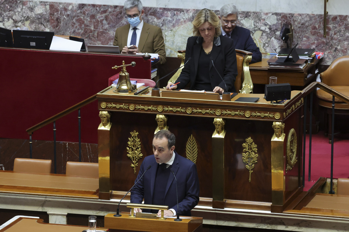 FRANCE-PARIS-FRENCH GOV'T-NO-CONFIDENCE VOTES-BUDGET-SURVIVE