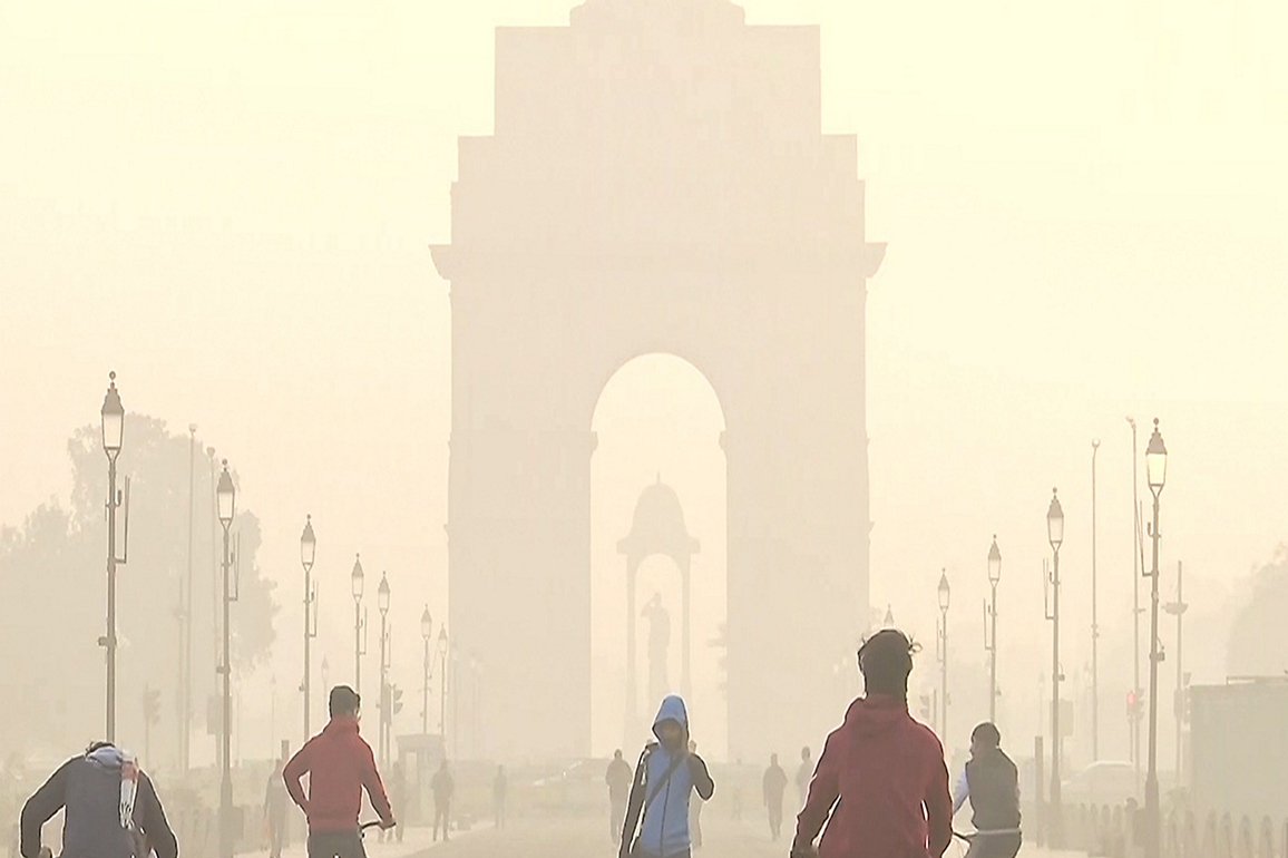 Delhi's air quality remains in 'very poor' category, AQI recorded at 318