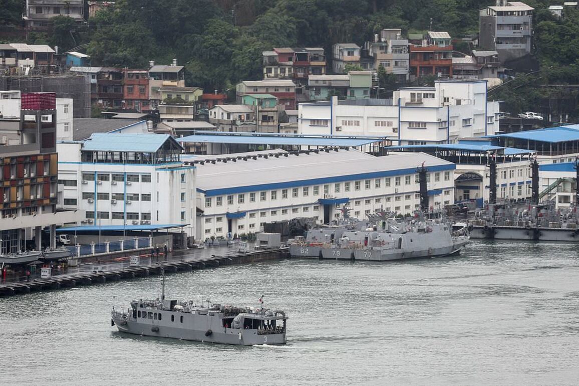 China sends armed forces to surround Taiwan