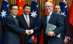 Australian Trade and Investment Minister Andrew Robb and Chinese Commerce Minister Gao Hucheng signing the agreement.