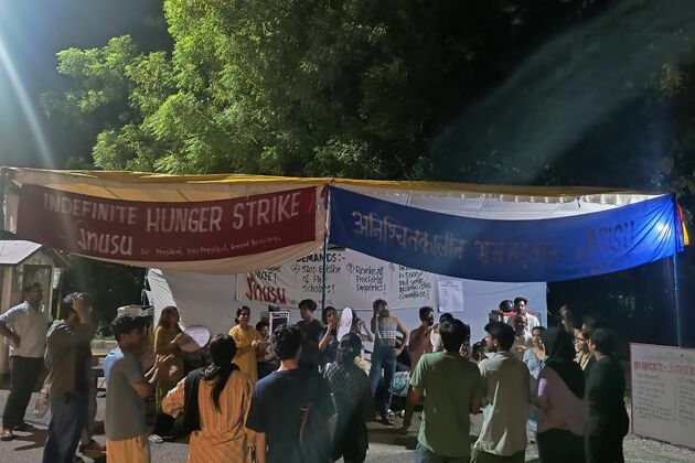 JNU admin, students spar over meeting invites as hunger strike completes day 4