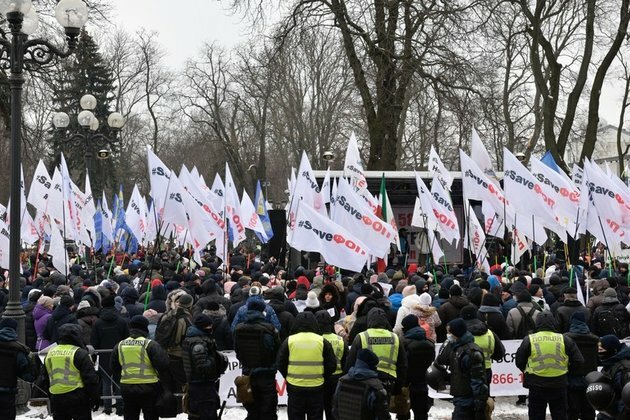Protesters attempt to storm Ukranian parliament