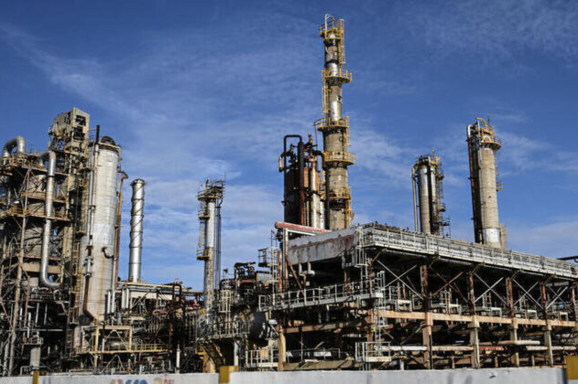 Venezuela approves oil sector privatisation in major policy shift