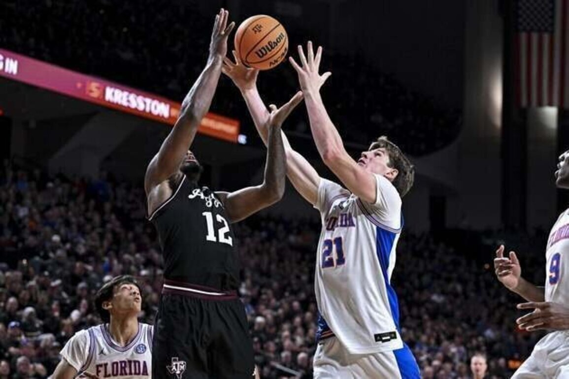 No. 14 Florida looks to extend SEC lead at Georgia