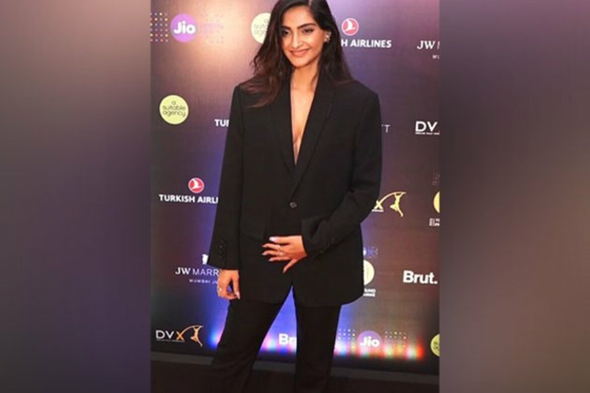 "I always keep some costumes from each set": Sonam Kapoor