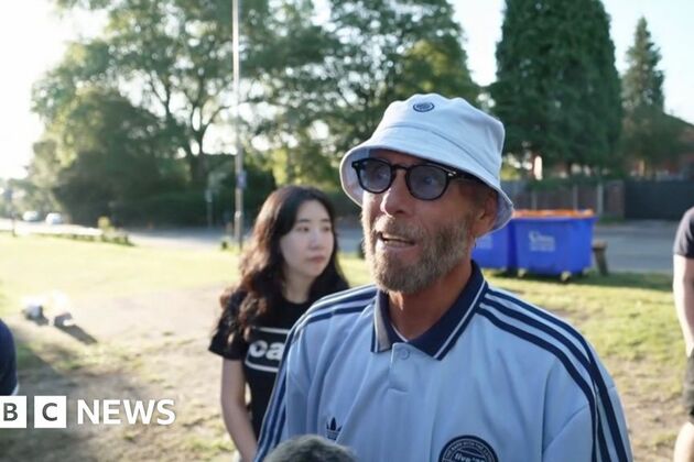 &#39;This is history right here&#39;- Oasis fans queue for Manchester gig