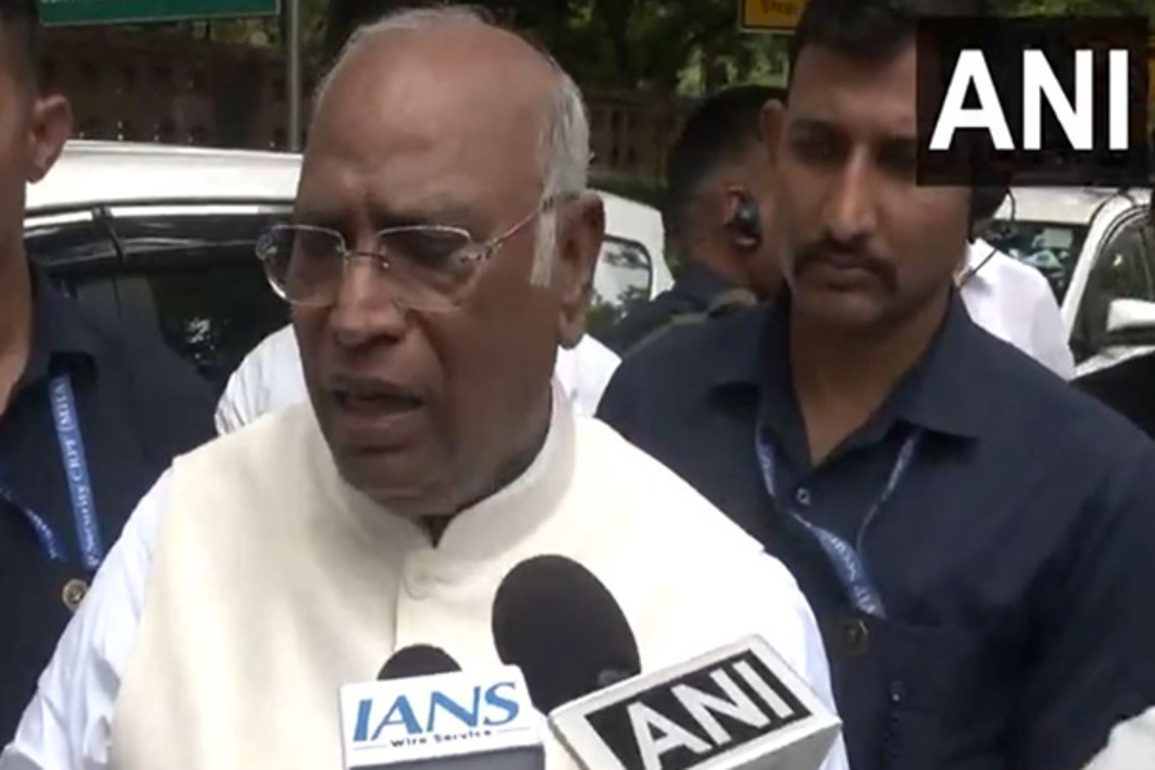 "EC could have handled things differently: Mallikarjun Kharge amid INDIA bloc leaders march