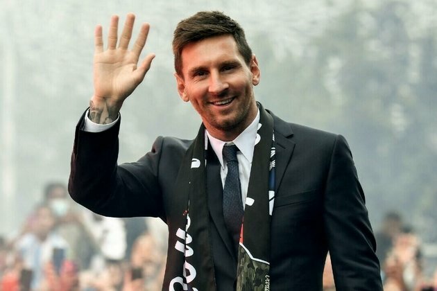 Messi meets his new PSG teammates at first Paris training session