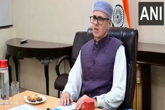 J-K CM Omar Abdullah meets hoteliers, assures support to tourism sector