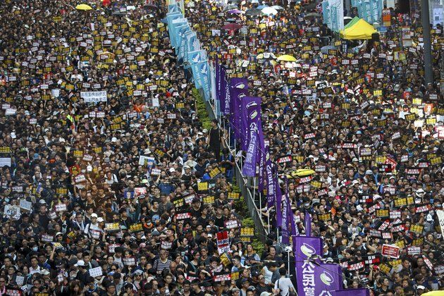 Hong Kong Residents Deface Chinese Emblem in Latest Protest