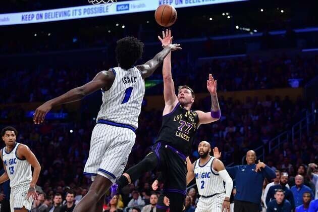 Out-of-sync offenses collide as Suns host Lakers